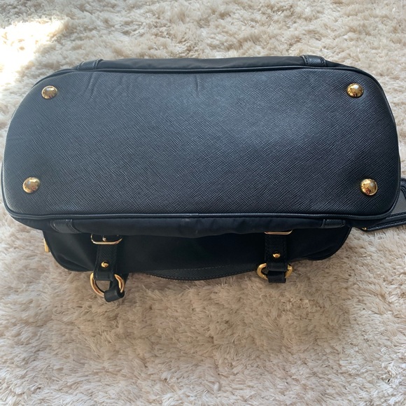 Prada purse - Picture 3 of 8